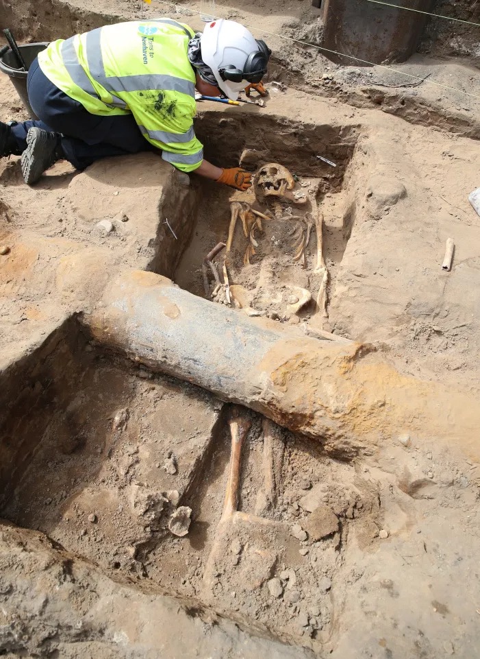 Фотография: При расширении трамвайной линии в Эдинбурге обнаружили 700-летние человеческие скелеты №5 - BigPicture.ru