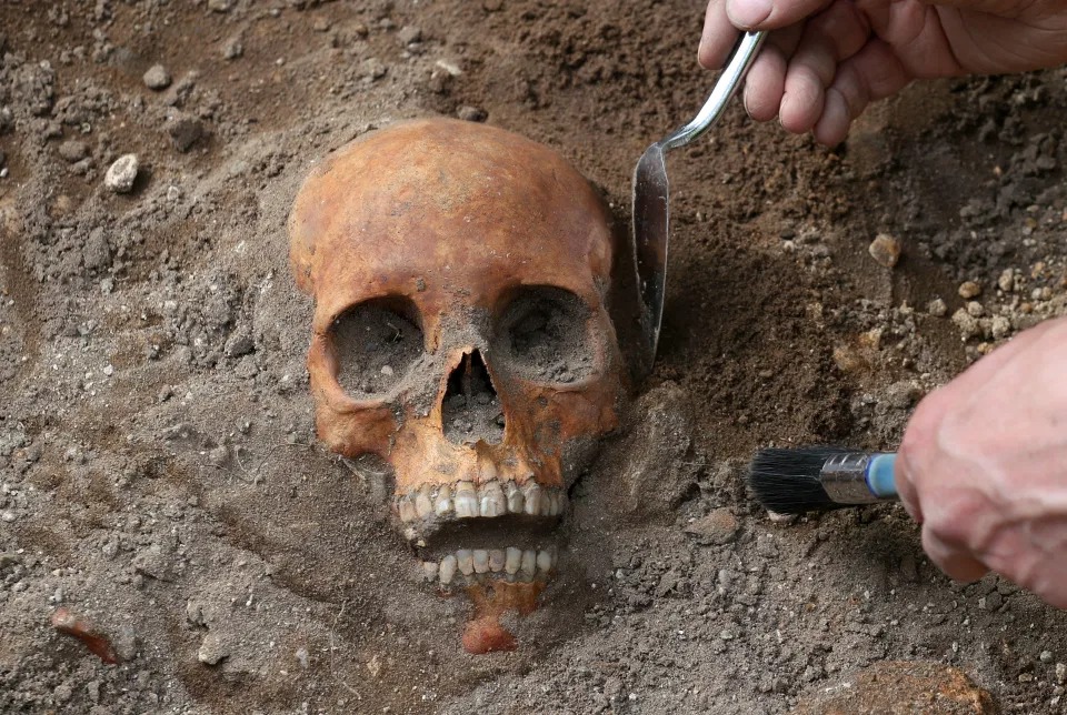 Фотография: При расширении трамвайной линии в Эдинбурге обнаружили 700-летние человеческие скелеты №1 - BigPicture.ru