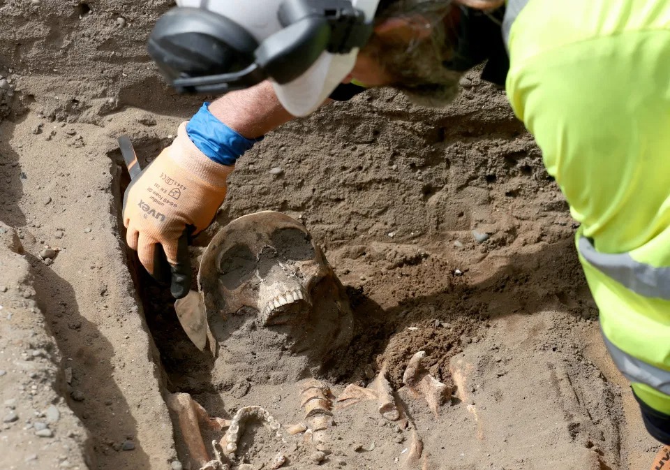 Фотография: При расширении трамвайной линии в Эдинбурге обнаружили 700-летние человеческие скелеты №3 - BigPicture.ru