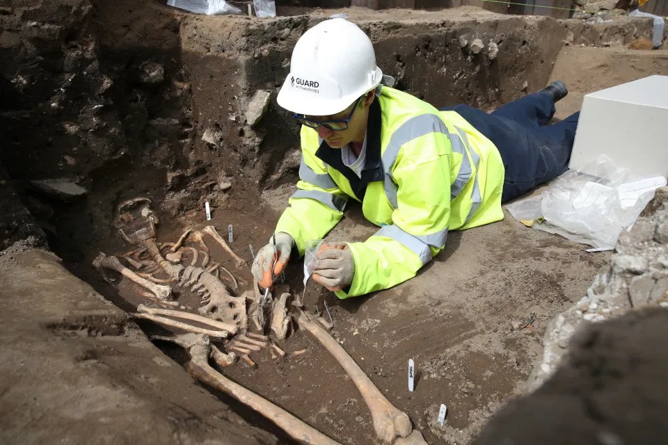 Фотография: При расширении трамвайной линии в Эдинбурге обнаружили 700-летние человеческие скелеты №4 - BigPicture.ru