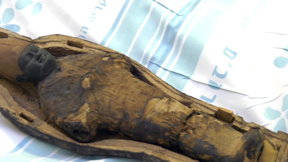 Фотография: Тайна внутри саркофага: древнеегипетская мумия ребенка оказалась богом смерти №1 - BigPicture.ru