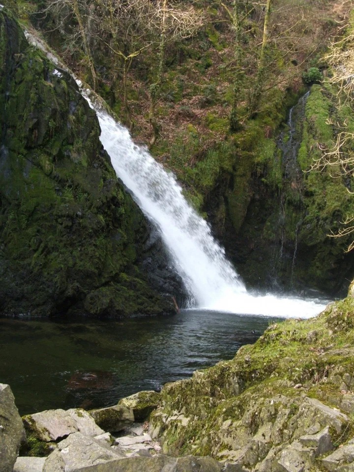 Фотография: В Великобритании 6-летняя девочка упала в водопад высотой 30 метров и чудом осталась жива №3 - BigPicture.ru
