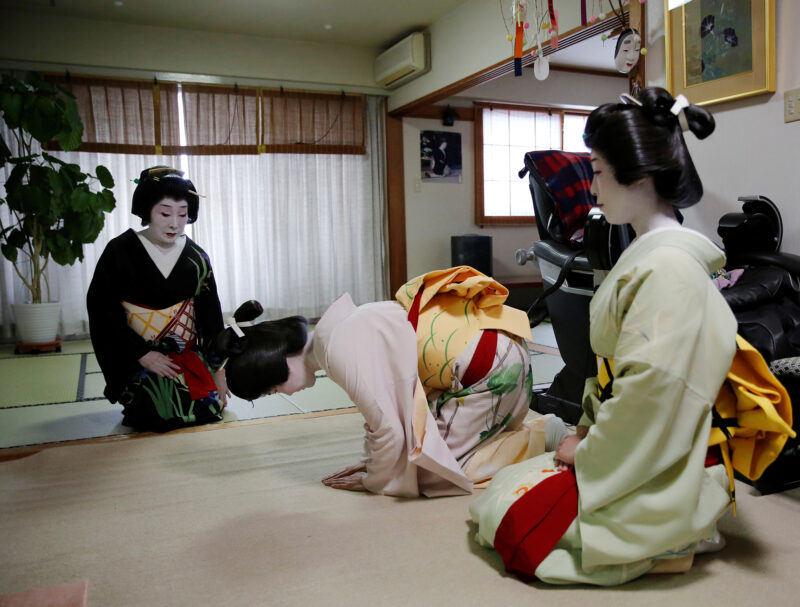 Фотография: Как японские гейши борются за выживание во время пандемии коронавируса №4 - BigPicture.ru