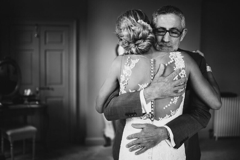 Фотография: 26 трогательных фото отцов, которые не сдержали эмоций на свадьбе дочерей №9 - BigPicture.ru