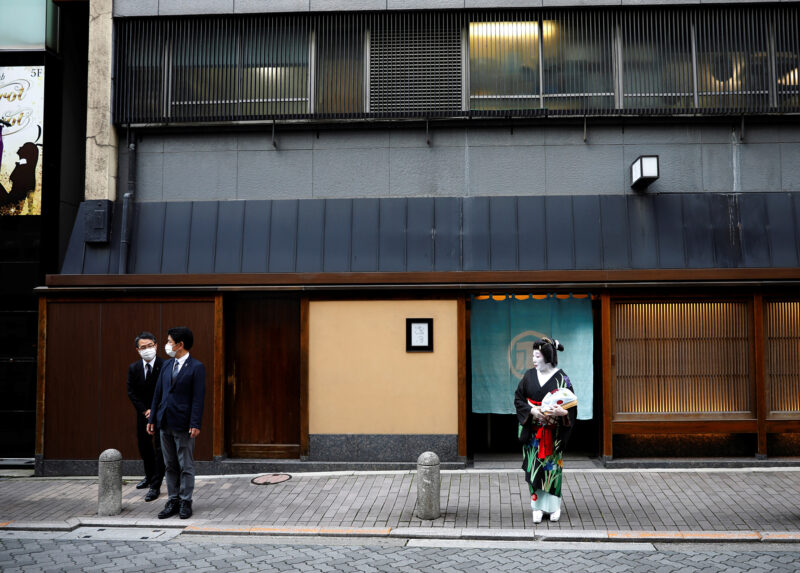 Фотография: Как японские гейши борются за выживание во время пандемии коронавируса №12 - BigPicture.ru