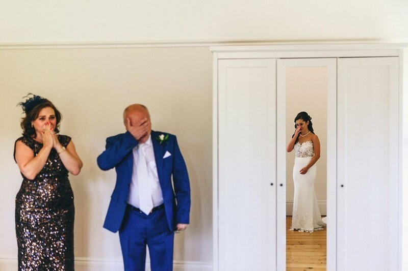 Фотография: 26 трогательных фото отцов, которые не сдержали эмоций на свадьбе дочерей №13 - BigPicture.ru