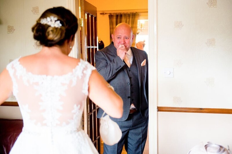 Фотография: 26 трогательных фото отцов, которые не сдержали эмоций на свадьбе дочерей №12 - BigPicture.ru
