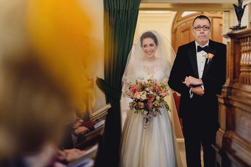 Фотография: 26 трогательных фото отцов, которые не сдержали эмоций на свадьбе дочерей №26 - BigPicture.ru