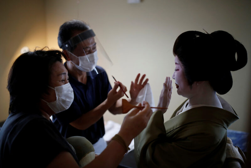 Фотография: Как японские гейши борются за выживание во время пандемии коронавируса №10 - BigPicture.ru