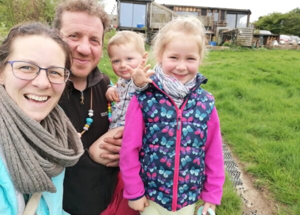 За пределами цивилизации: семья британцев живет полностью автономной жизнью на ферме