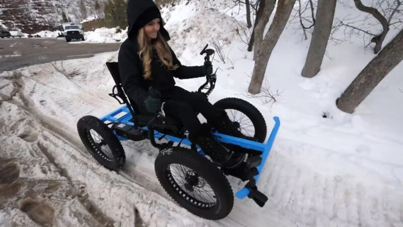 Фотография: Как выглядит инвалидная коляска-внедорожник, которую мужчина сделал для своей любимой №3 - BigPicture.ru