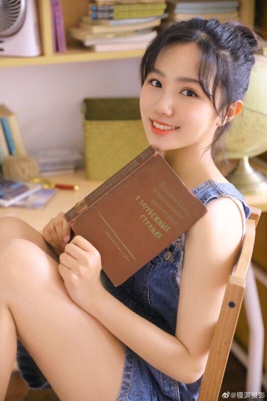 Фотография: Азиатские девушки и советские книги: необъяснимый тренд в фотографии №14 - BigPicture.ru
