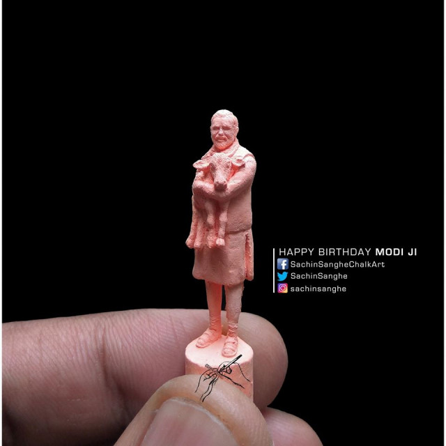 Фотография: Парень из Индии вырезает невероятные крошечные скульптуры из маленьких мелков №7 - BigPicture.ru