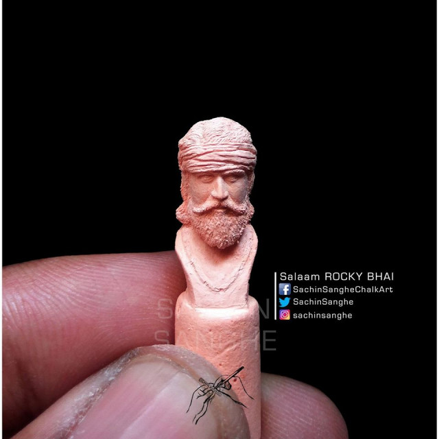 Фотография: Парень из Индии вырезает невероятные крошечные скульптуры из маленьких мелков №10 - BigPicture.ru
