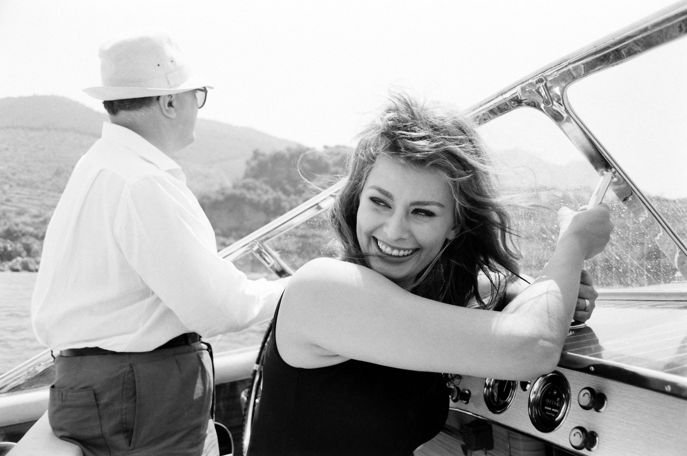На белоснежной яхте: 20 винтажных фото Монро, Хепберн и других звезд в море