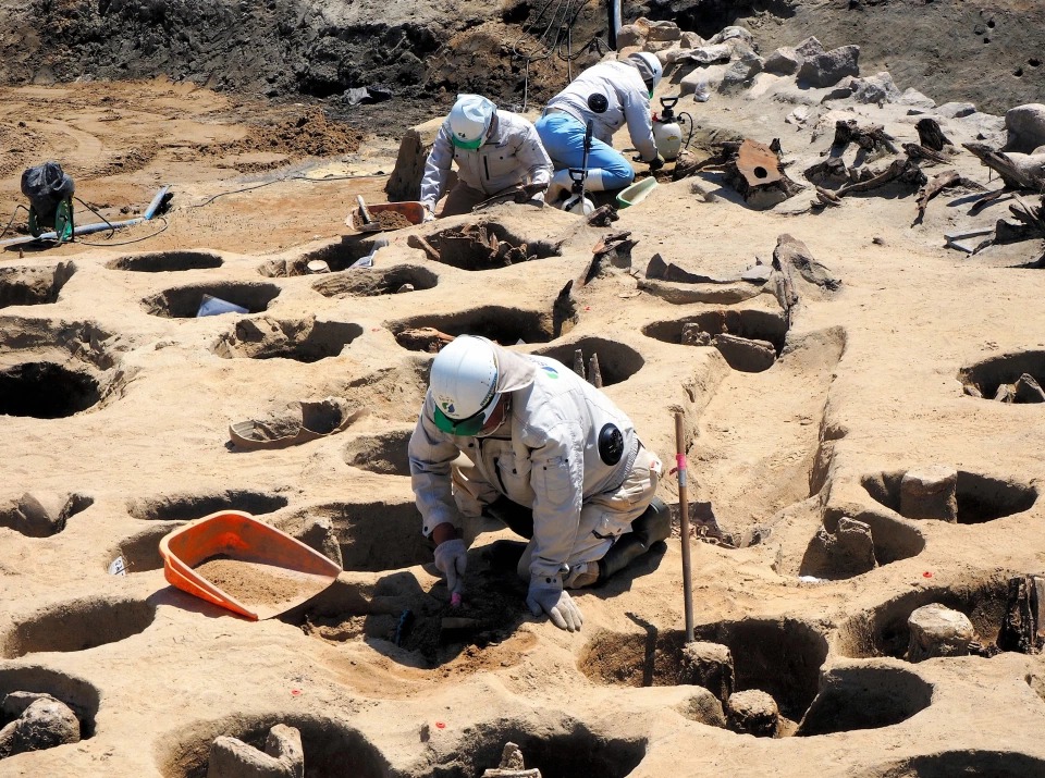 Фотография: В Японии обнаружили массовое захоронение с тысячами скрюченных скелетов в маленьких нишах №3 - BigPicture.ru