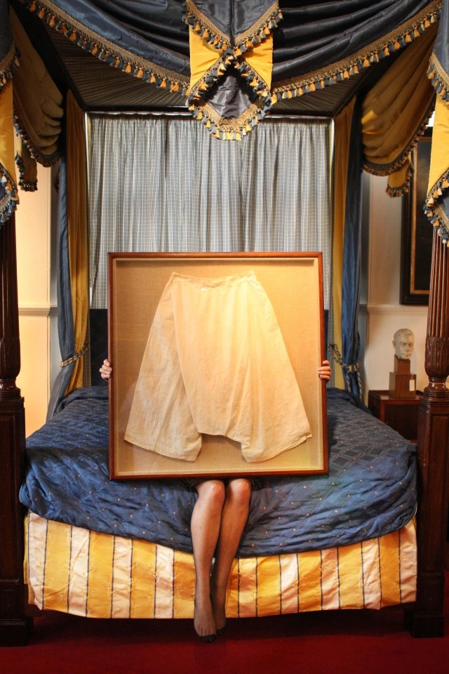 Фотография: Панталоны королевы Виктории, секс-мебель короля Эдуарда и другие вещи знати, проданные за большие деньги №5 - BigPicture.ru