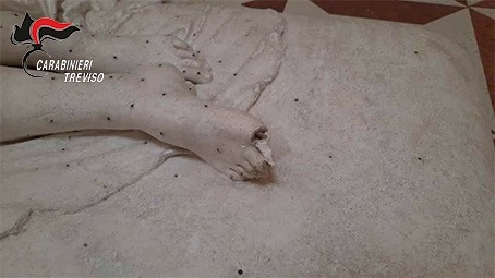 Фотография: Турист прилег ради селфи в итальянском музее и сломал пальцы 200-летней скульптуры №3 - BigPicture.ru