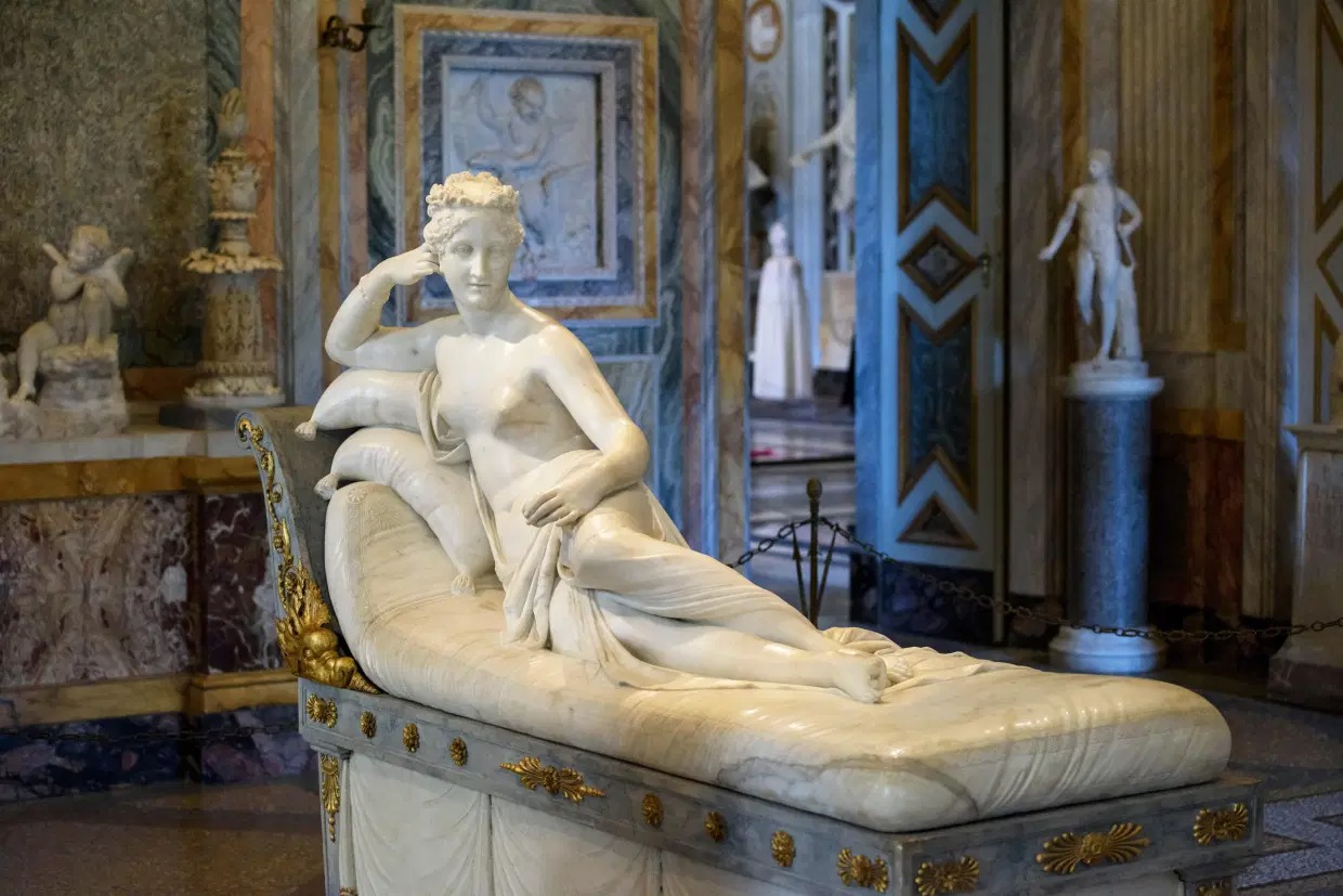 Фотография: Турист прилег ради селфи в итальянском музее и сломал пальцы 200-летней скульптуры №4 - BigPicture.ru