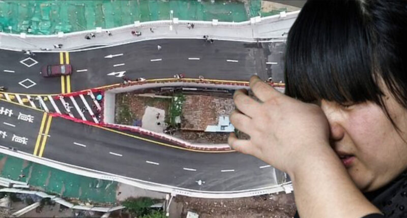 Фотография: Жительница Китая пожадничала и теперь живет посреди шоссе №1 - BigPicture.ru