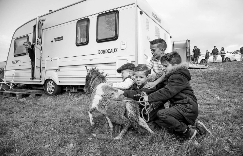 Детство на колесах: юные ирландские цыгане на потрясающих фотографиях Джейми Джонсона