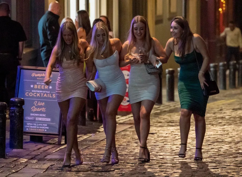 Фотография: Пьяный финал: британские выпускники бурно отметили окончание экзаменов на шумных вечеринках №7 - BigPicture.ru