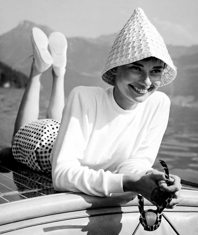 Фотография: На белоснежной яхте: 20 винтажных фото Монро, Хепберн и других звезд в море №12 - BigPicture.ru