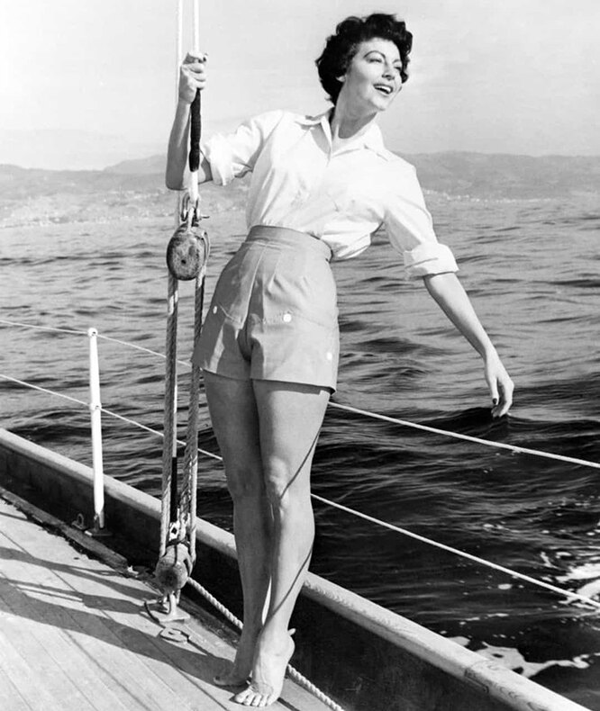 На белоснежной яхте: 20 винтажных фото Монро, Хепберн и других звезд в море