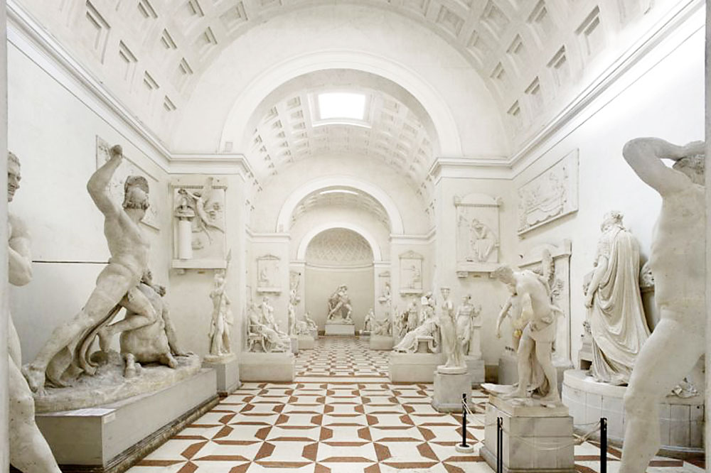Фотография: Турист прилег ради селфи в итальянском музее и сломал пальцы 200-летней скульптуры №1 - BigPicture.ru