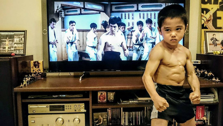 Фотография: Малыш подражал Брюсу Ли и сам стал легендой кунг-фу №2 - BigPicture.ru