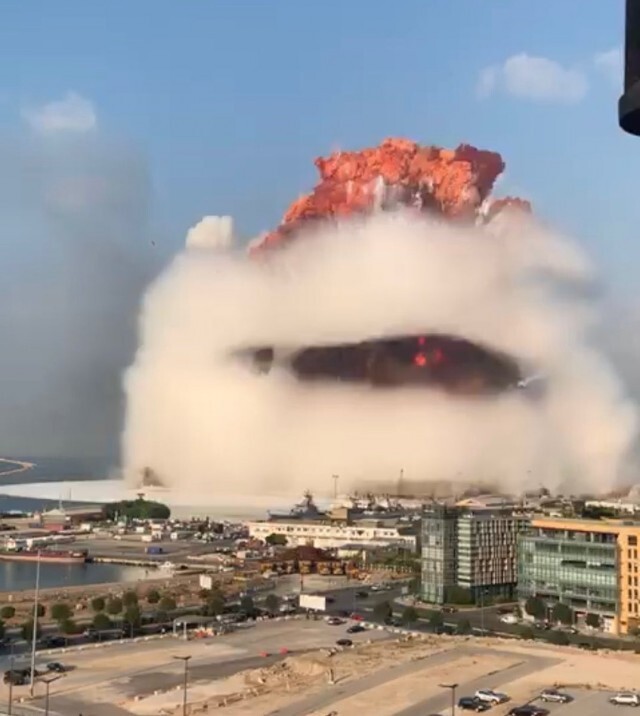 Фотография: Мощный взрыв аммиачной селитры в Бейруте: причины, последствия, фото и видео из соцсетей №5 - BigPicture.ru