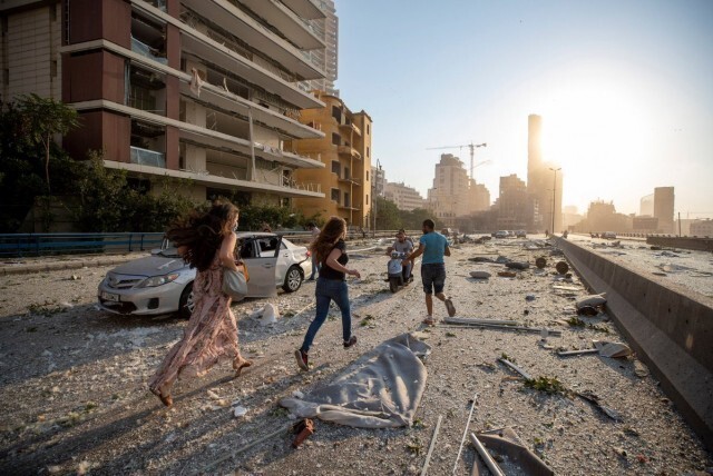 Фотография: Мощный взрыв аммиачной селитры в Бейруте: причины, последствия, фото и видео из соцсетей №16 - BigPicture.ru