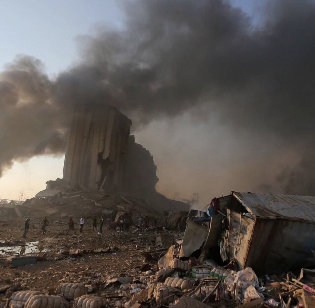 Фотография: Мощный взрыв аммиачной селитры в Бейруте: причины, последствия, фото и видео из соцсетей №19 - BigPicture.ru