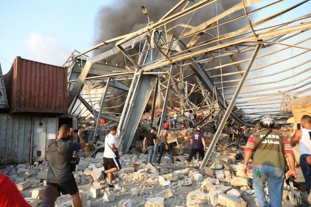 Фотография: Мощный взрыв аммиачной селитры в Бейруте: причины, последствия, фото и видео из соцсетей №20 - BigPicture.ru