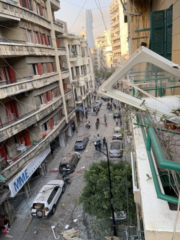 Фотография: Мощный взрыв аммиачной селитры в Бейруте: причины, последствия, фото и видео из соцсетей №24 - BigPicture.ru