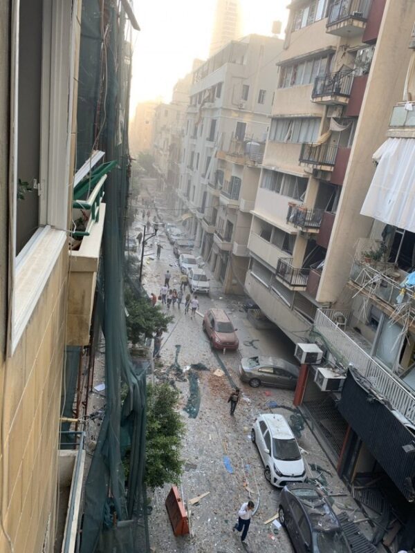 Фотография: Мощный взрыв аммиачной селитры в Бейруте: причины, последствия, фото и видео из соцсетей №25 - BigPicture.ru
