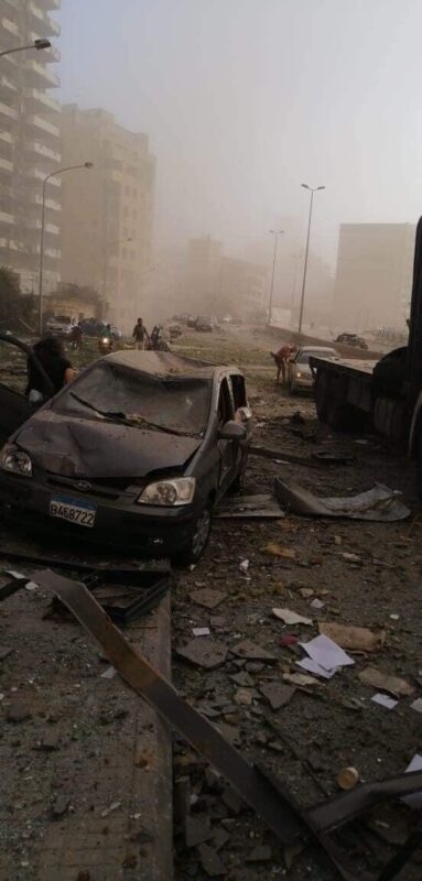 Фотография: Мощный взрыв аммиачной селитры в Бейруте: причины, последствия, фото и видео из соцсетей №27 - BigPicture.ru