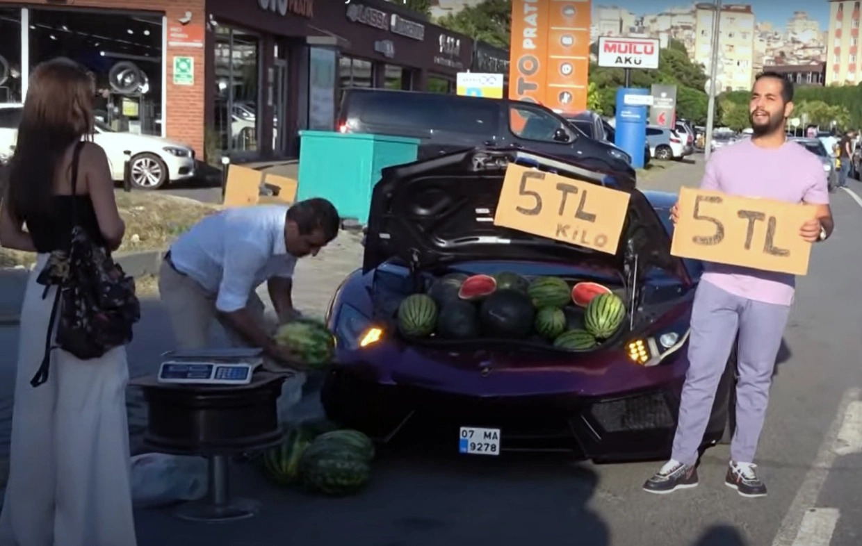 Фотография: В Стамбуле владелец Lamborghini торговал арбузами из багажника своего суперкара №1 - BigPicture.ru