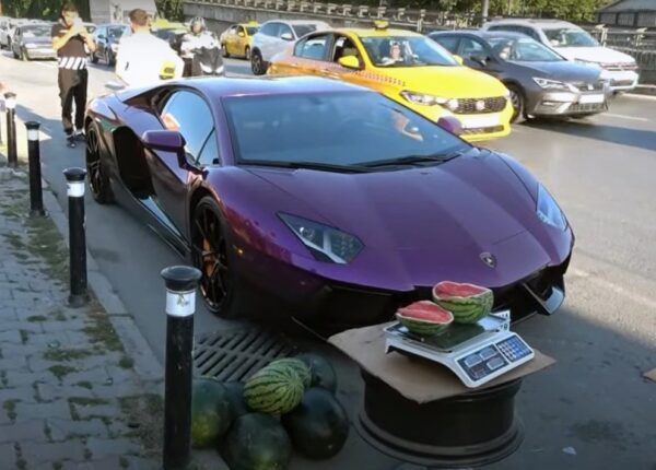 В Стамбуле владелец Lamborghini торговал арбузами из багажника своего суперкара