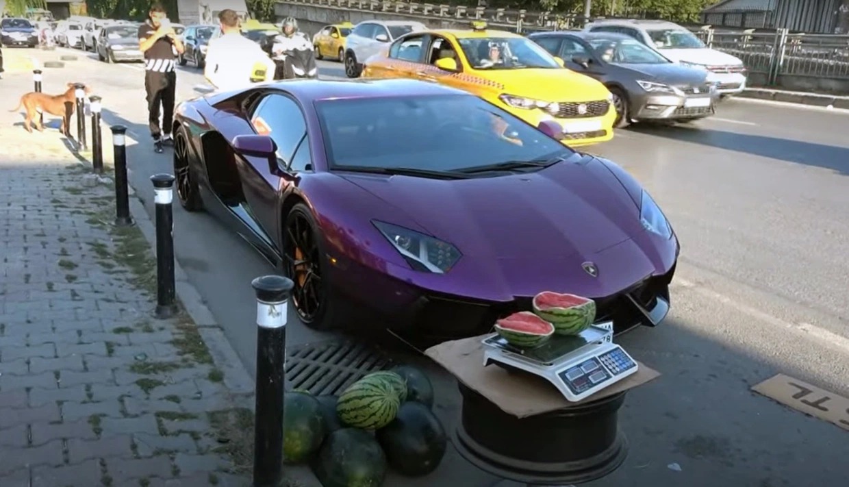 Фотография: В Стамбуле владелец Lamborghini торговал арбузами из багажника своего суперкара №4 - BigPicture.ru