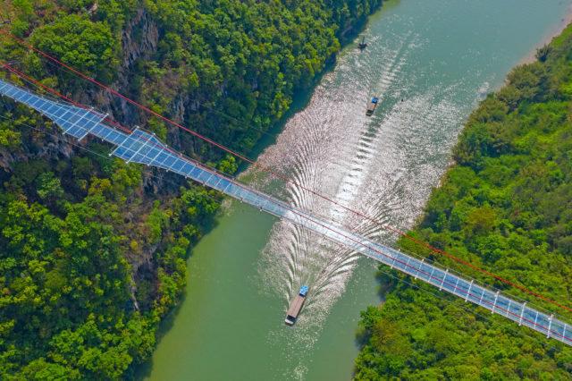 Фотография: В Китае открылся подвесной стеклянный мост и сразу установил несколько мировых рекордов №3 - BigPicture.ru