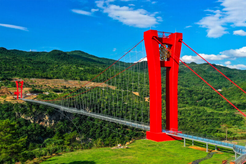 Фотография: В Китае открылся подвесной стеклянный мост и сразу установил несколько мировых рекордов №10 - BigPicture.ru