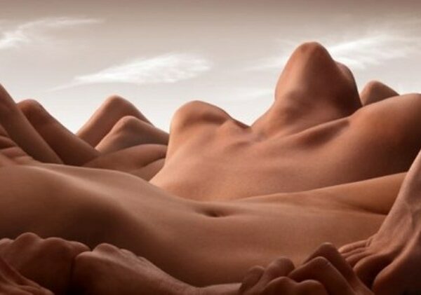 Голая геология: Сюрреалистические ландшафты Карла Уорнера, созданные из обнаженных тел