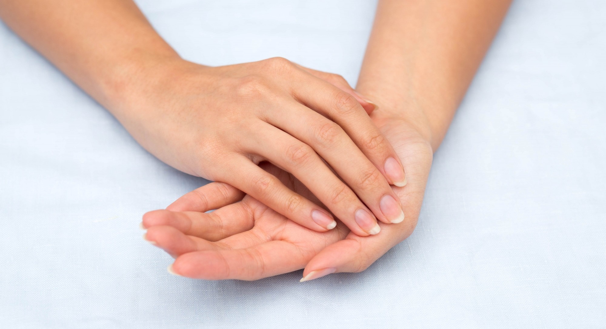 Фотография: От артрита до меланомы: 10 признаков серьезных заболеваний, которые можно определить по ногтям №1 - BigPicture.ru