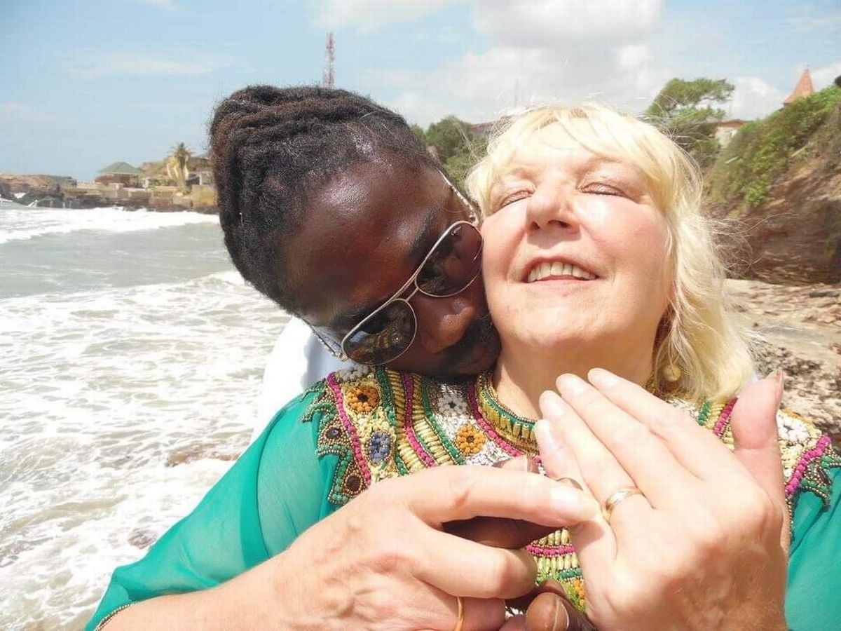Фотография: Африканские страсти: как 68-летняя британка стала жертвой обмана молодого любовника из Ганы №1 - BigPicture.ru