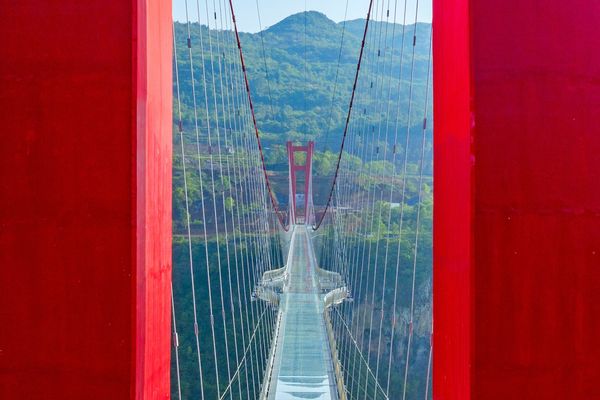 Фотография: В Китае открылся подвесной стеклянный мост и сразу установил несколько мировых рекордов №8 - BigPicture.ru