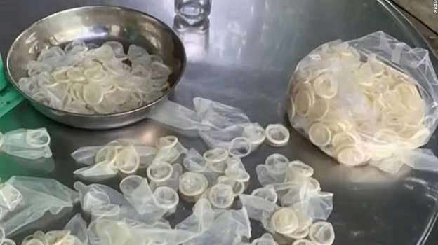 Фотография: Во Вьетнаме арестованы дельцы, которые стирали использованные презервативы для продажи №5 - BigPicture.ru