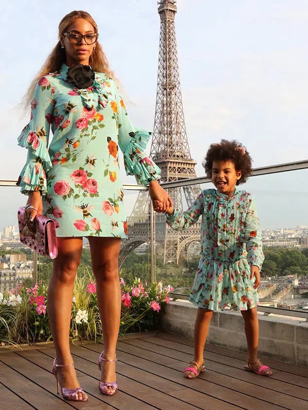 Фотография: Мамина копия: новый модный тренд - звезды и их дочери в одинаковых нарядах №12 - BigPicture.ru