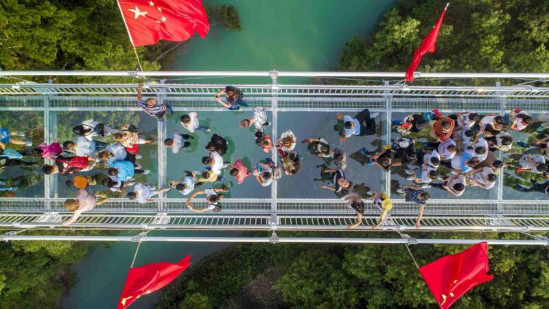 Фотография: В Китае открылся подвесной стеклянный мост и сразу установил несколько мировых рекордов №6 - BigPicture.ru