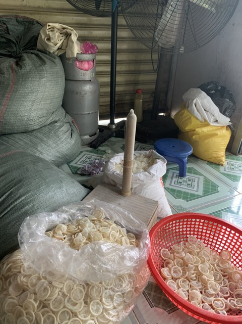 Фотография: Во Вьетнаме арестованы дельцы, которые стирали использованные презервативы для продажи №3 - BigPicture.ru
